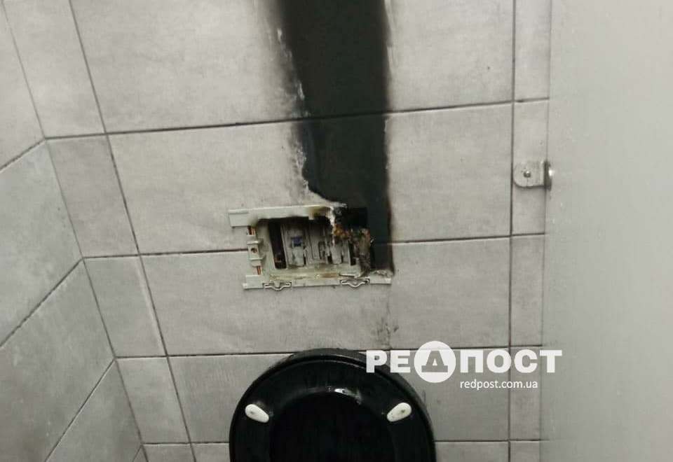 В Саржином яру подожгли стены и урну в туалете